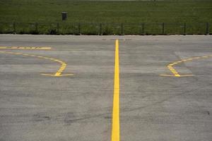 Vue sur la piste du terminal de l'aéroport de Gênes photo