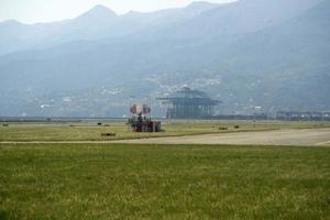 Vue sur la piste du terminal de l'aéroport de Gênes photo