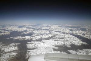 paysage panoramique vue aérienne des alpes depuis l'avion photo