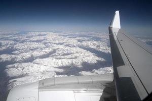 paysage panoramique vue aérienne des alpes depuis l'avion photo