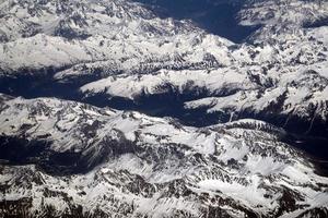 paysage panoramique vue aérienne des alpes depuis l'avion photo