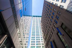 immeubles de grande hauteur dans le quartier financier de wall street, new york city photo