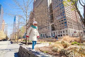 adorable petite fille marchant dans la ville de new york au printemps ensoleillé photo