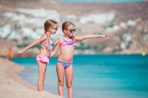 adorables petites filles profitent des vacances d'été à la plage photo