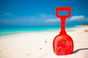 jouet de plage d'été pour enfants dans le sable blanc photo