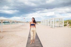 jeune femme heureuse sur la plage photo