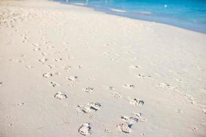 Empreintes humaines sur le sable blanc de l'île des Caraïbes photo