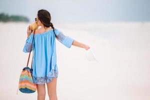 belle jeune femme en vacances à la plage photo