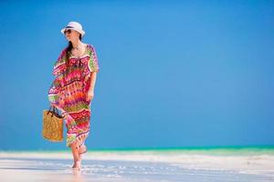 jeune femme au chapeau pendant les vacances à la plage tropicale photo