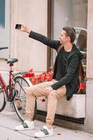 homme touriste dans la rue de l'europe. garçon caucasien regardant avec la carte de la ville européenne. photo