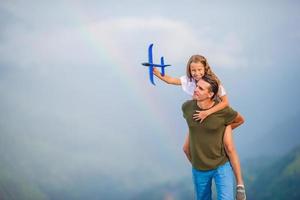 belle famille heureuse dans les montagnes sur fond de brouillard photo