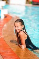petite fille adorable dans la piscine extérieure photo