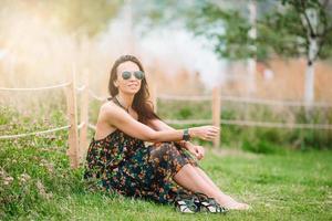 heureuse jeune femme urbaine buvant du café dans la ville européenne. photo