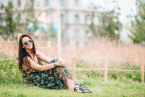 heureuse jeune femme urbaine buvant du café dans la ville européenne. photo