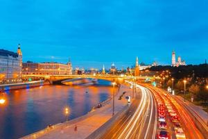 vue panoramique sur le point de repère de moscou pendant le coucher du soleil depuis le parc zaryadye photo