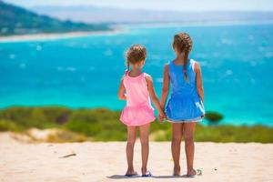 adorables petites filles s'amusant pendant les vacances à la plage photo