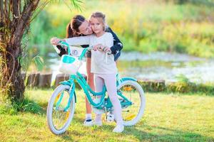 jeune famille active faisant du vélo le jour de l'été photo