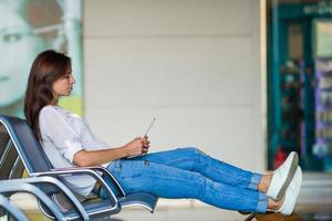 jeune femme parlant au téléphone en attendant l'embarquement photo