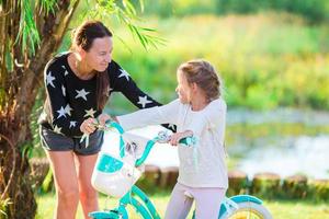 jeune famille active faisant du vélo le jour de l'été photo