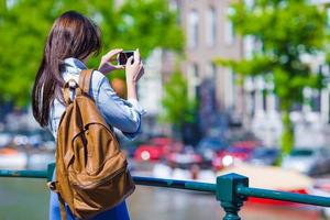 jeune femme touriste prenant une photo sur une belle vue sur la ville européenne avec un appareil photo de téléphone intelligent mobile