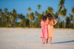 adorables petites filles à la plage pendant les vacances d'été photo