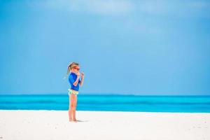 adorable petite fille pendant les vacances à la plage s'amusant photo