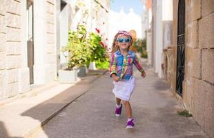 adorable petite fille s'amuser en plein air, corse photo