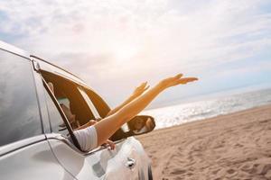 voyage en voiture à hayon conduite voyage en famille vacances d'été en voiture au coucher du soleil, filles heureuses voyageant profiter des vacances et de la détente ensemble obtenir l'atmosphère et aller à destination photo