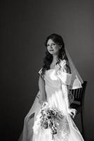 Portrait d'une jeune mariée aux cheveux rouges dans une robe de mariée blanche photo