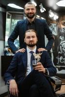 portrait d'un marié masculin dans un costume bleu dans le salon de coiffure du matin photo