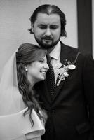 jeune couple mariée et le marié en robe blanche photo