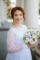 portrait d'une jeune mariée en robe légère en milieu urbain