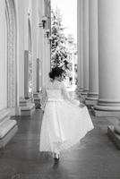 portrait d'une jeune mariée en robe légère en milieu urbain