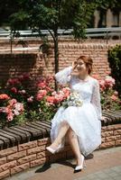 portrait d'une jeune mariée en robe légère en milieu urbain photo