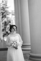 portrait d'une jeune mariée en robe légère en milieu urbain photo