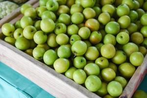 Jujubes verts sur boîte en bois dans le marché aux fruits asiatique - pomme de singe photo