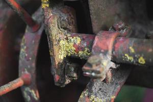 vieilles pièces de rechange en métal rouillé pour le travail dans l'agriculture photo