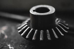 pignon d'un moteur de voiture, nature morte avec une bonne lumière photo en noir et blanc