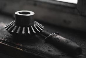 pignon d'un moteur de voiture, nature morte avec une bonne lumière photo en noir et blanc