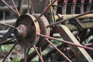 vieille roue en métal rouillé avec des rayons pour le travail dans l'agriculture photo