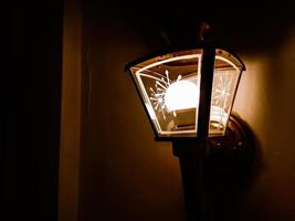 lampe de chambre dans une chambre d'hôtel photo