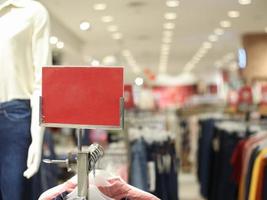 le cadre du tableau rouge peut être utilisé pour une maquette à prix réduit dans la zone de vente de vêtements photo