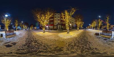 panorama 360 nocturne sphérique complet dans une rue piétonne éclairée de façon festive avec des arbres décorés de lumières festives en projection équirectangulaire harmonieuse, pour le contenu vr ar photo