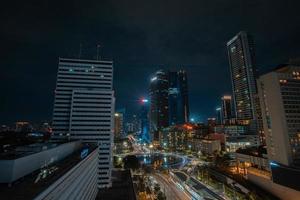 paysage urbain de nuit et feu de circulation de l'autoroute dans l'effet de mouvement d'obturation à vitesse lente et le bruit.jakarta, indonésie .janvier 9 2023 photo