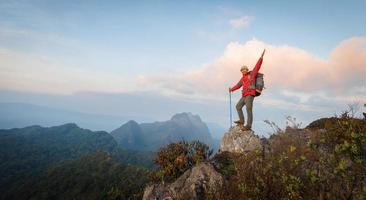 grimpeur mâle sur doi luang chiang dao. homme voyageur avec sac à dos randonnée en montagne, randonnée en montagne. photo