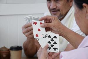 jeu de cartes des personnes âgées à la maison pendant leurs temps libres, les loisirs et le concept de bonheur des personnes âgées. photo