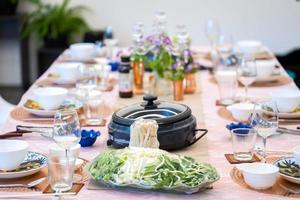 Ensemble de dîner haut de gamme et de luxe sukiyaki pour célébrer avec des invités VIP spéciaux. ils ont la matière première, bœuf, porc, poulet, œuf, tofu, légume, crevette, coquillage, calmar. photo