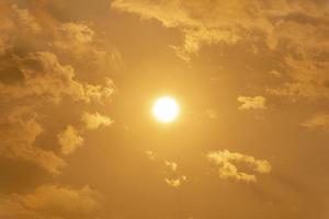 le soleil dans le ciel jaune photo