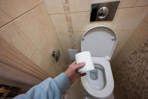 main d'homme à l'aide de papier toilette. photo