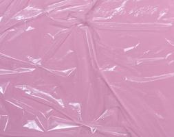texture de polyéthylène transparent froissé sur fond rose, plein cadre. photo